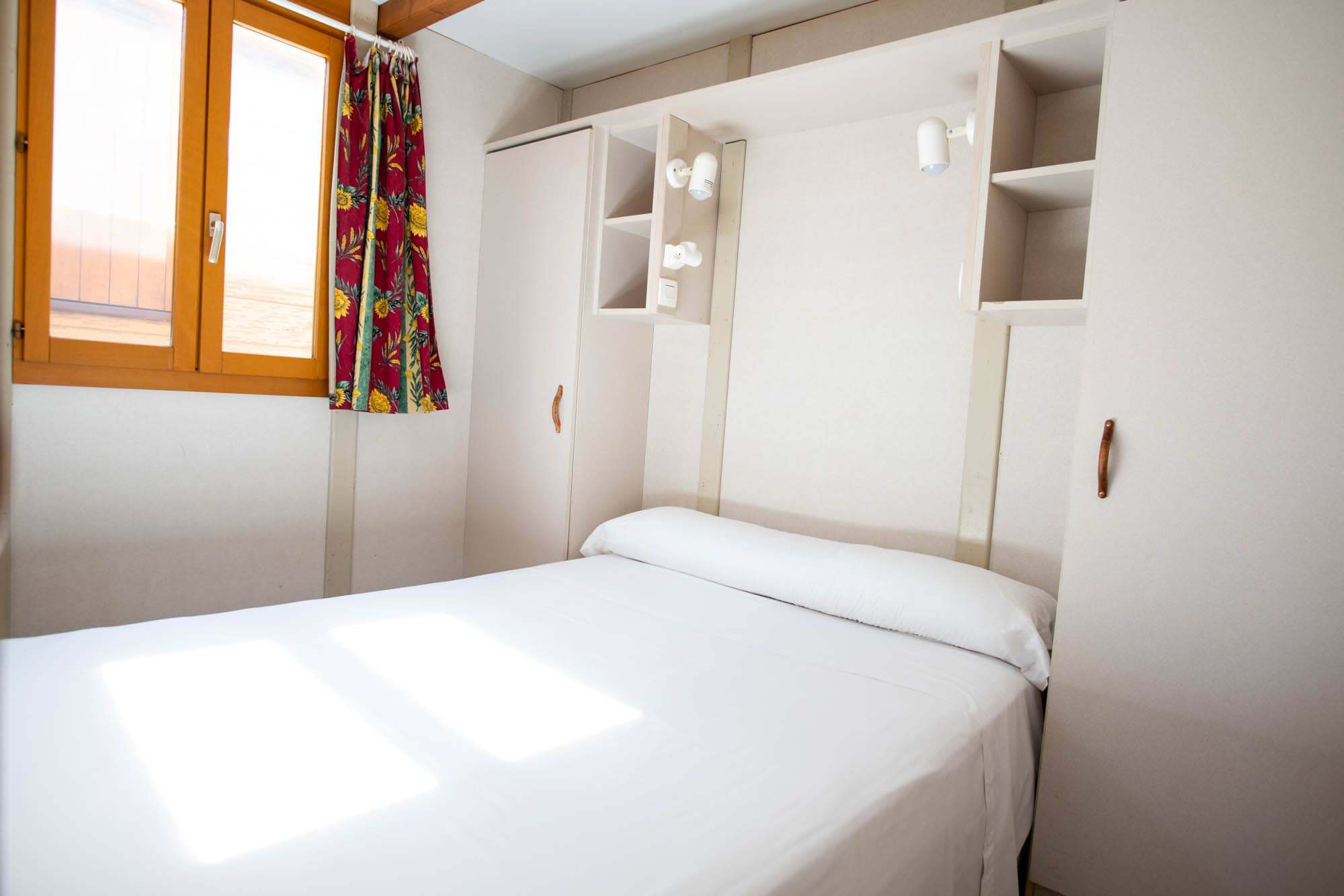 Cama de matrimonio bungalow cabañeros