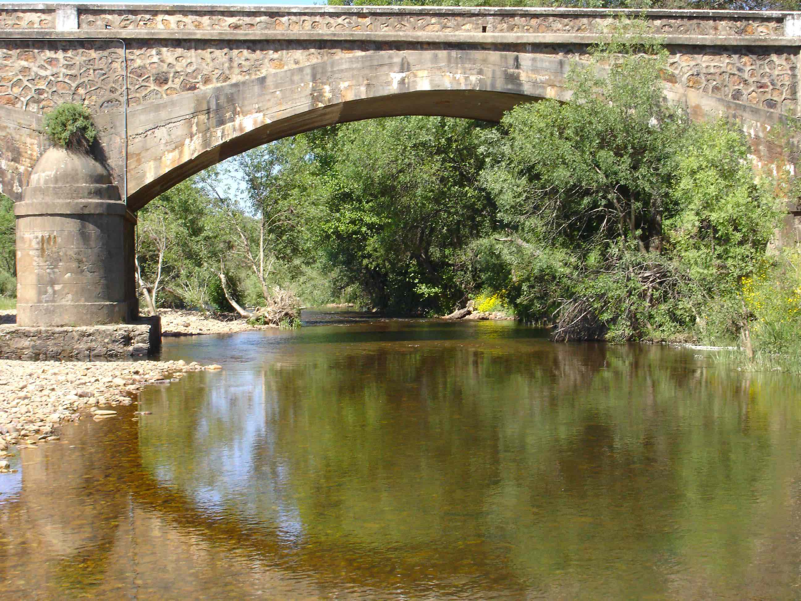 Puente del río Estena, por Mariano Gómez Tierno.
