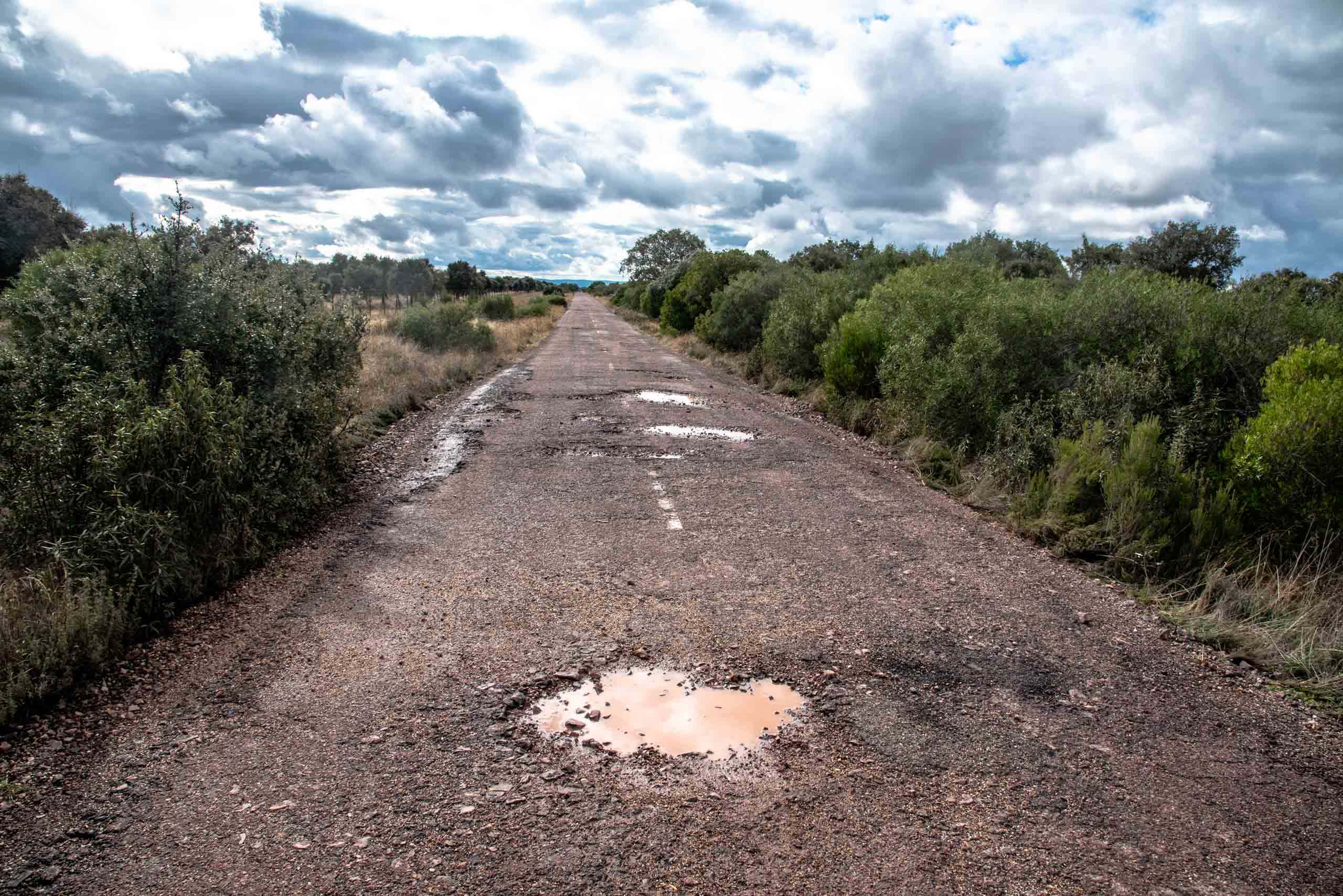 Carretera en mal estado con baches en Gargantilla